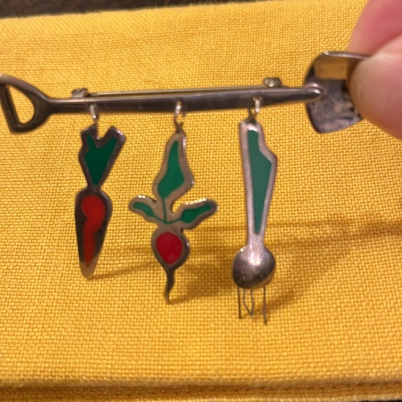 Anne Harvey AHD Enamel Sterling Silver Gardener Brooch 925 Shovel with Vegetable - Picture 4 of 5